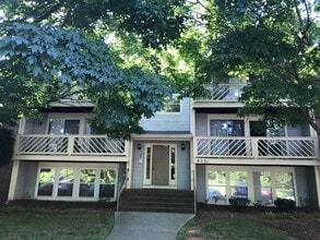 Building Photo - Available Now! Spacious 2 Bedroom Apartment!!