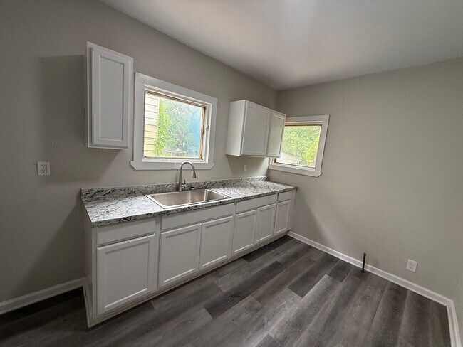Building Photo - 4bd Single Section 8 *1/2 OFF SECURITY DEPOSIT SPECIAL*