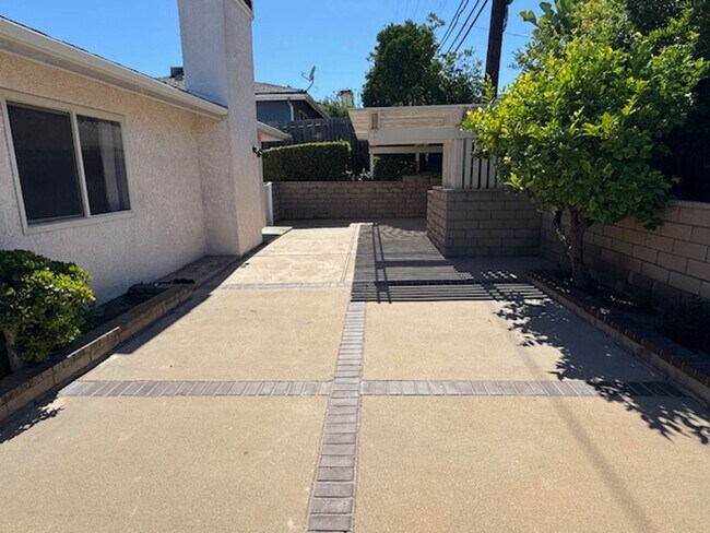 Building Photo - Newly Renovated 4 Bedroom 3 Bath Home with...