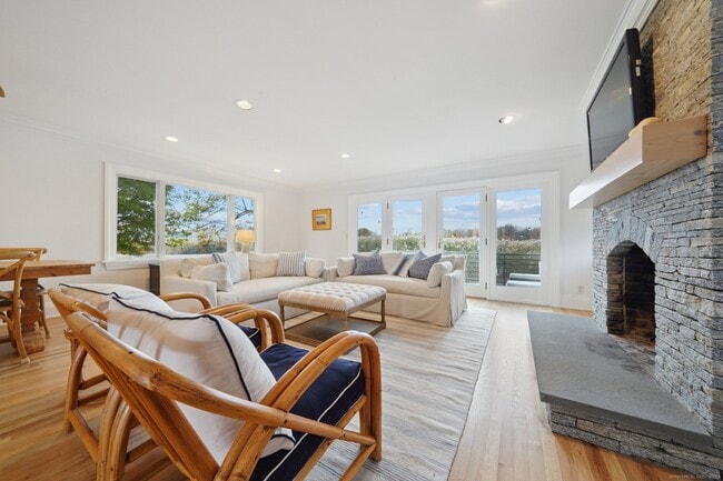 Building Photo - 656 Fairfield Beach Rd