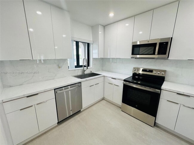 Building Photo - 7157 W 19th Ct