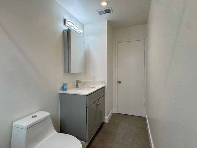 Building Photo - 900 Severus Dr