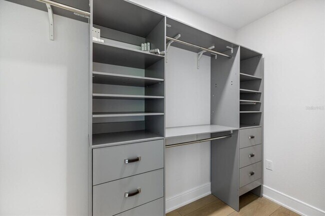 Building Photo - 470 Leger Dr