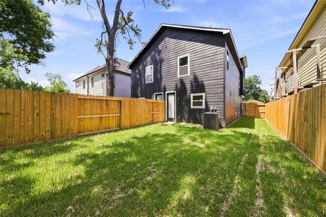 Building Photo - 5610 Kittridge St