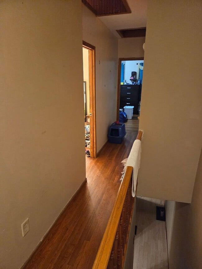 Building Photo - 5BR/1.5BA Row Home with Backyard and Laund...