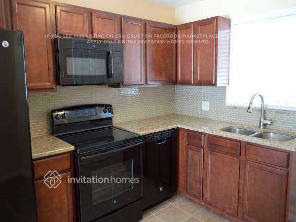 Building Photo - 303 Leonard Ln