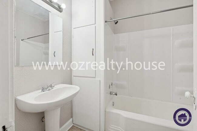 Building Photo - 740 Parker Ave