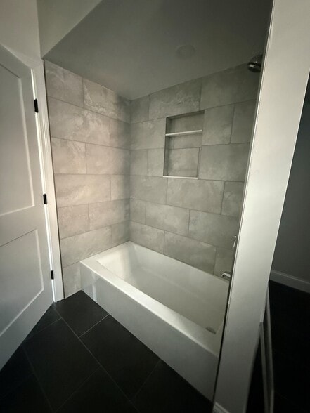 Bath 1 shower - 131 Boston St