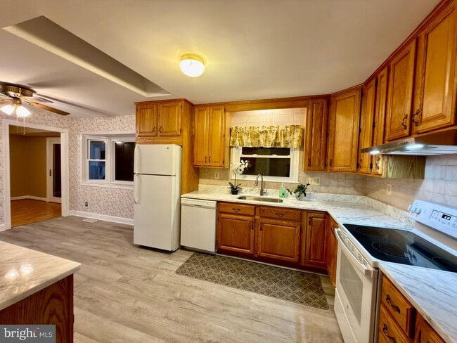 Building Photo - 905 W Poplar Rd