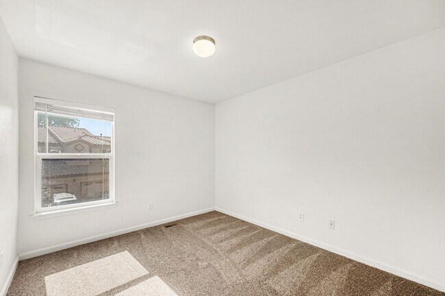 Building Photo - Spacious 3 Bed 2.5 Bath in the heart of Aurora!