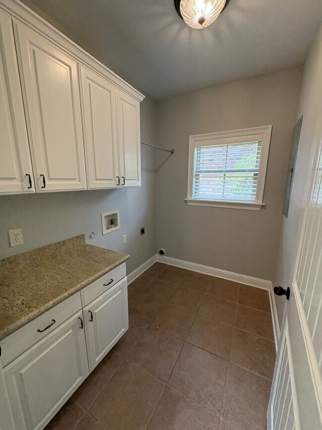 Building Photo - 4150 Primrose Dr