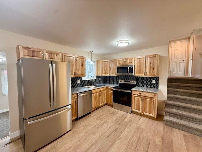 Building Photo - Great 3 bedroom 2 bath Home with Attached ...