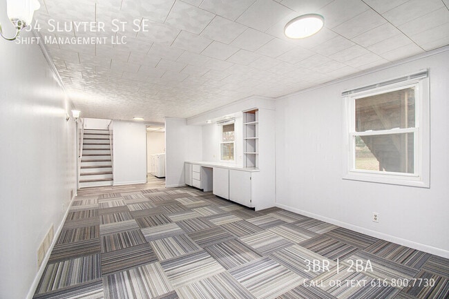 Building Photo - 954 Sluyter St SE