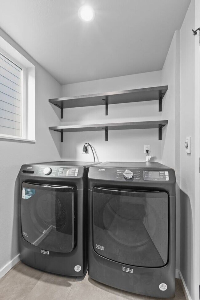Building Photo - Stunning Othello Park Designer Townhome wi...