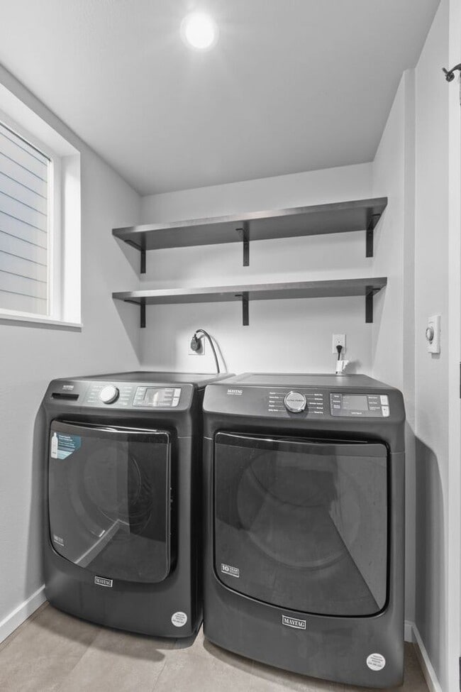 Building Photo - Stunning Othello Park Designer Townhome with Air Conditioning