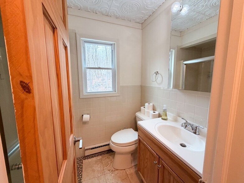 Building Photo - 811 Hickory Ct