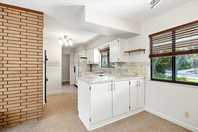 Building Photo - 5070 Doren Dr