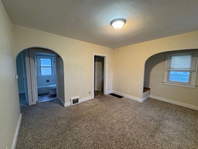 Building Photo - 2 bedroom Moline house with garage!