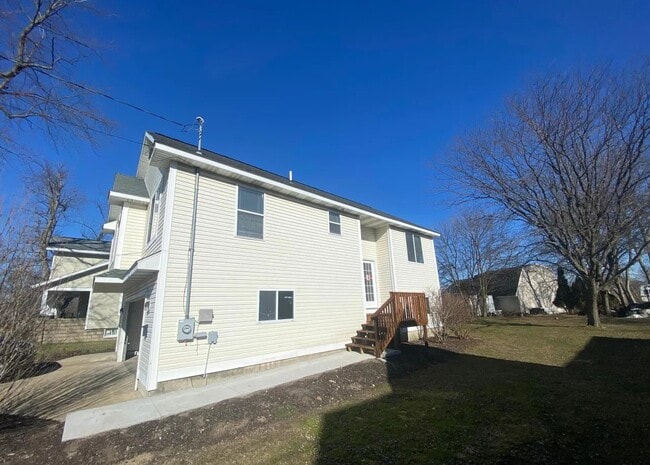 Primary Photo - 235 N State St