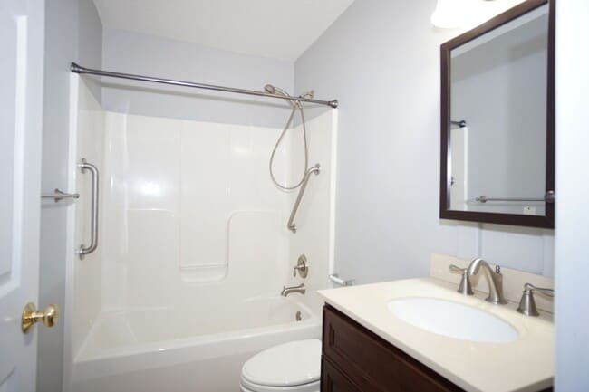 Building Photo - 3 Bed/2 Bath.  Master on Main.  Close to V...