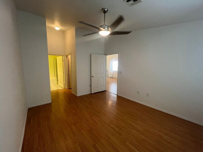 Building Photo - Sunny 2-Bed, 2-Bath in gated community!