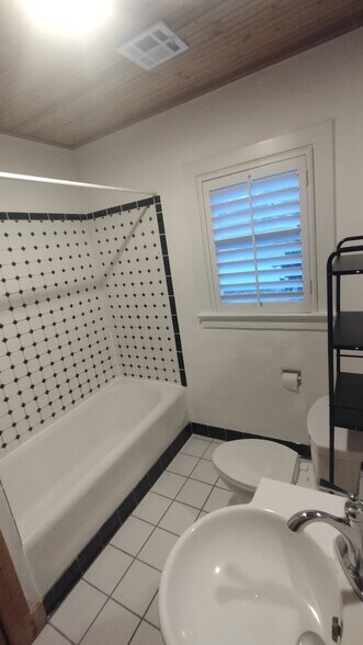 Building Photo - 1445 E 33rd St S