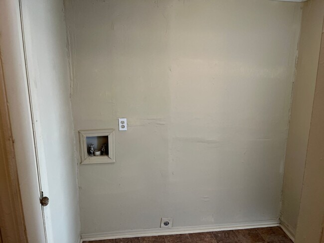 Building Photo - **ON HOLD**2 bedroom / 1 bathroom Duplex in Columbus, GA 31904***