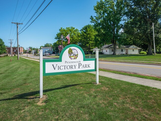 Building Photo - Freshly Updated Townhome Apartment!