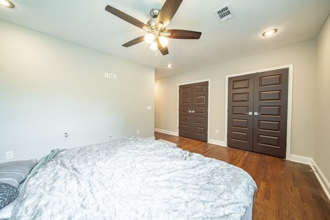 Building Photo - 4 bedroom/3 bath, 3711 sqft in Midtown!