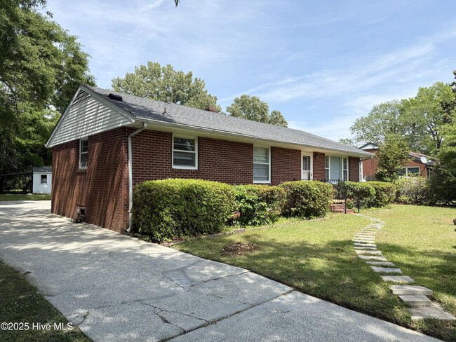 Building Photo - 2703 Jackson Dr