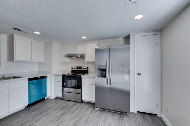 Building Photo - 2 bedroom & 2 bath unit first floor