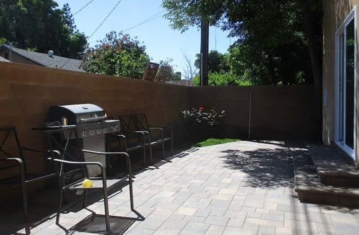 Building Photo - 6848 Encino Ave