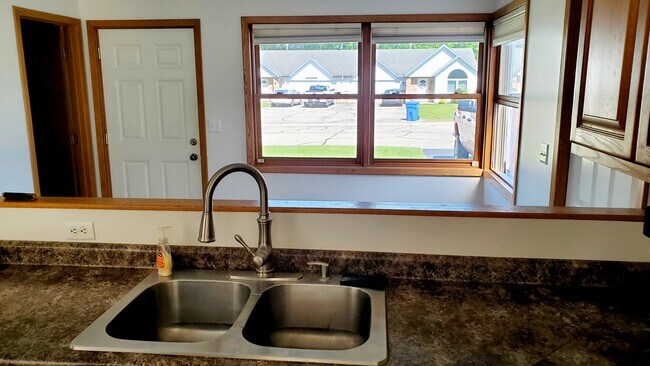 Building Photo - 325 Shorewood Cir