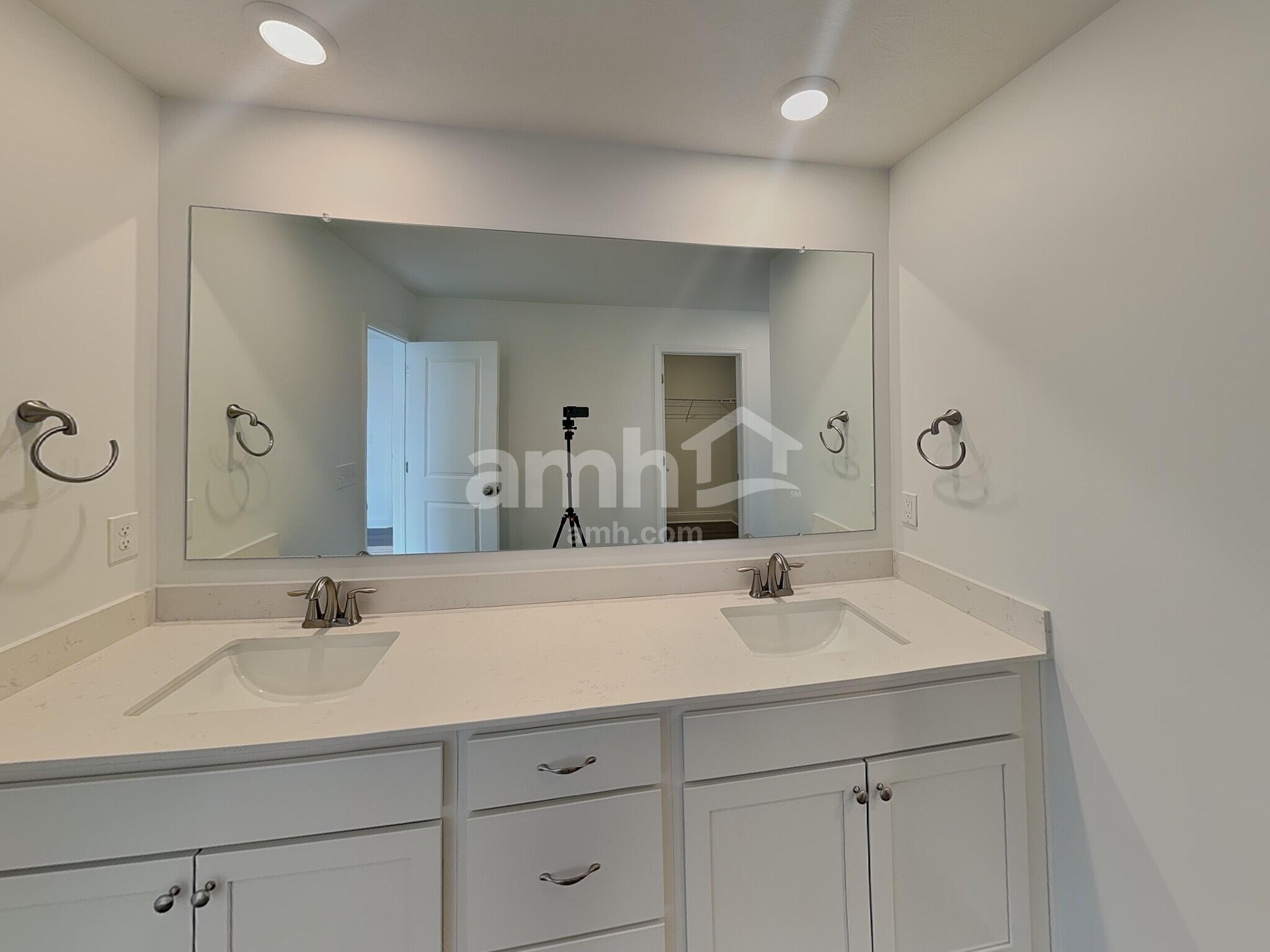 Building Photo - 998 Heritage Blvd