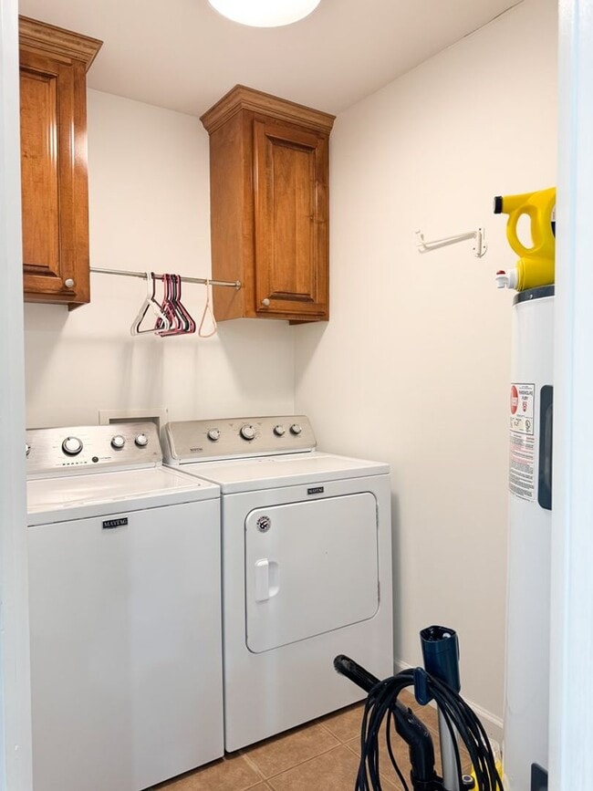 Building Photo - Spacious 3BR Home with Open Split Layout, Fenced Yard & Covered Front Porch