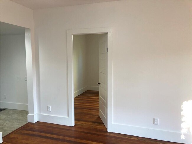 Building Photo - 2004 Rosewood Ave