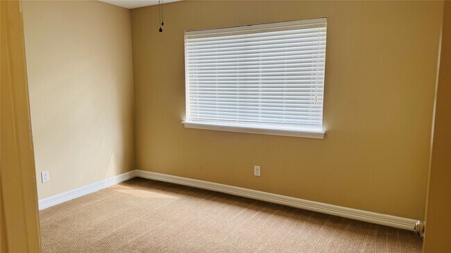 Building Photo - 3310 Glen Spring Dr