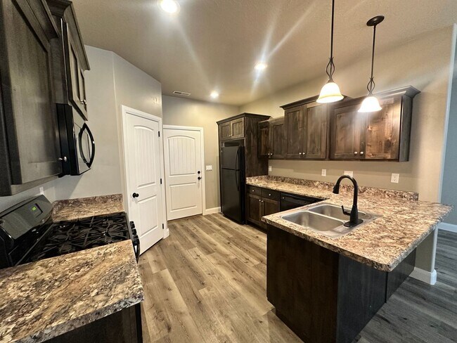 Building Photo - ** Move-in Discount** 3 Bedroom - 2.5 bathroom - in the heart of Cedar City!