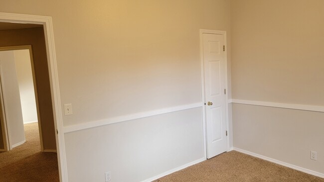 Building Photo - 917 W Greenhead St