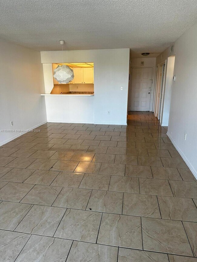 Building Photo - 6950 Miami Gardens Dr