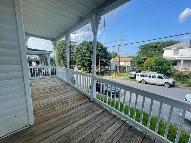 Building Photo - 2019 Main St