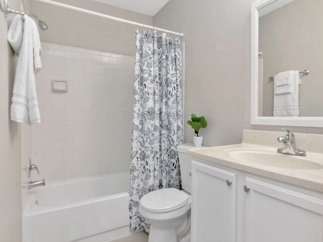 Building Photo - Updated Ground Floor 1BR - Move in Incentives Available