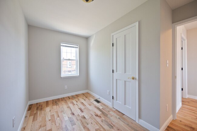 Building Photo - ???Completely Renovated 3 Bedroom 1.5 Bath...