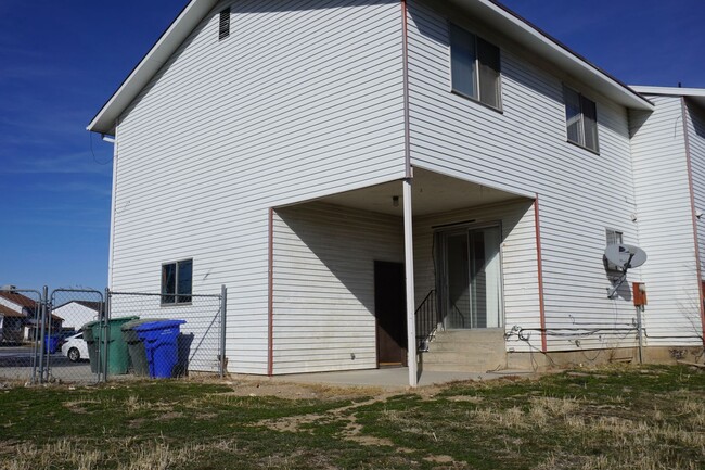 Building Photo - West Jordan 5 Bedroom Townhome