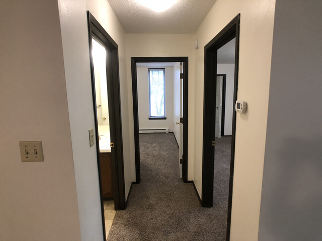 Building Photo - 2 Bedroom/1 Bathroom Available Near UND