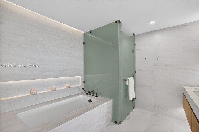 Building Photo - 900 N Ocean Blvd