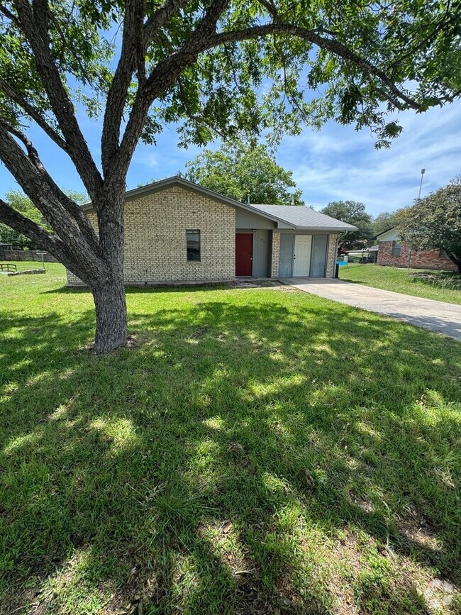 Building Photo - 3/1.5 Brick Home in West Lampasas