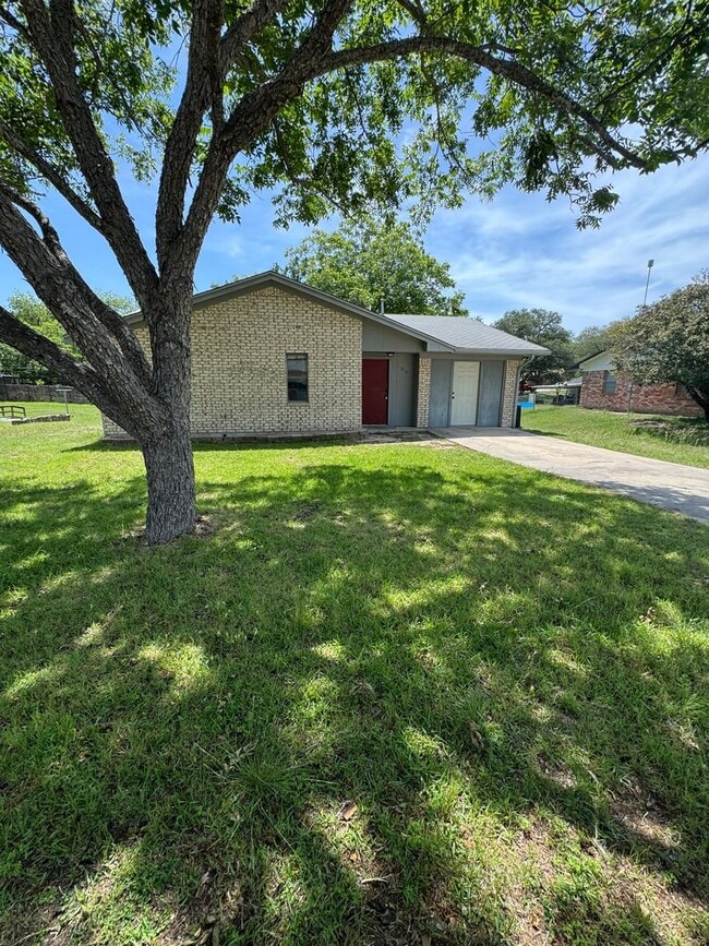 Building Photo - 3/1.5 Brick Home in West Lampasas