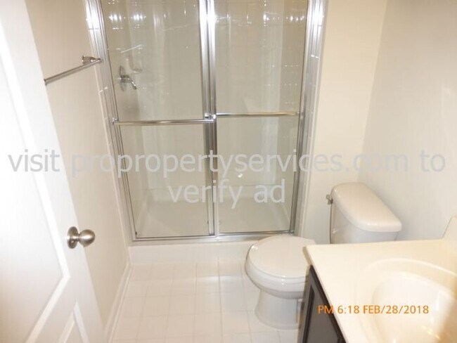 Building Photo - Beautiful Luxury Townhome Near Everything!