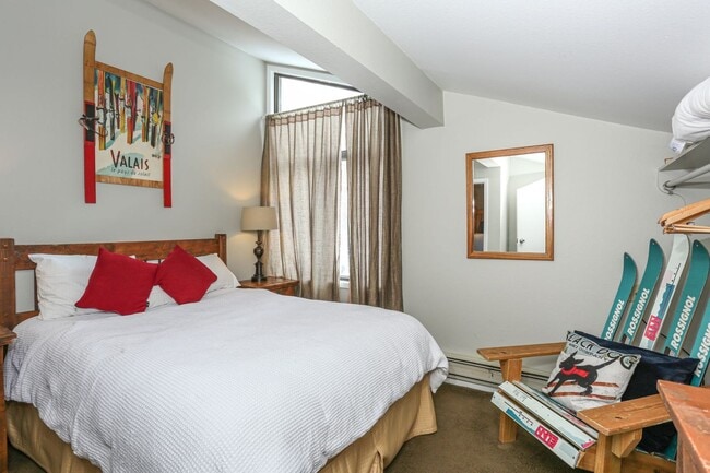 Building Photo - Move in Special! Keystone 2 bed/2bath! Plu...